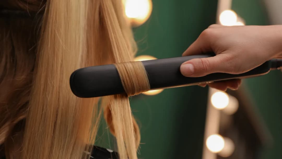 Lokówka czy prostownica - co wybrać dla idealnej stylizacji włosów?
