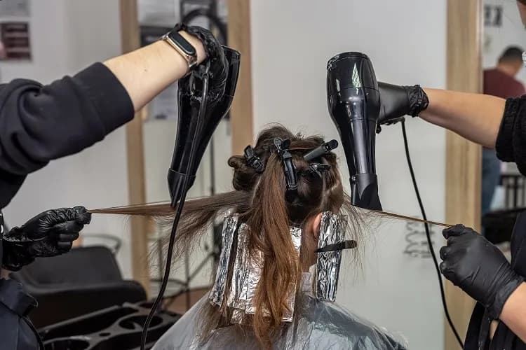 Ile kosztuje farbowanie odrostów u fryzjera? Ceny, które zaskakują