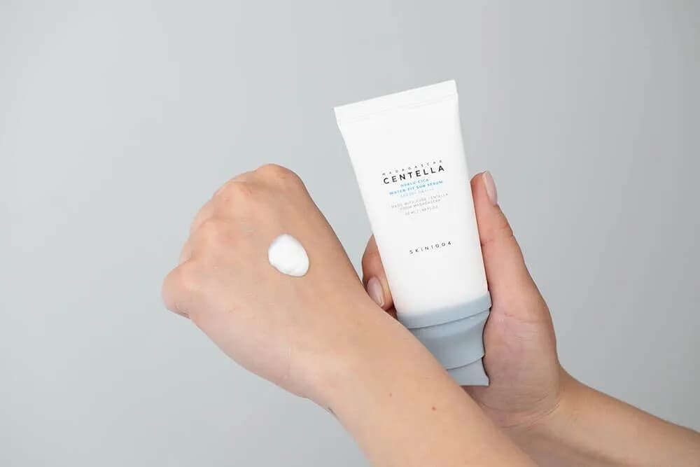 Jak stosować krem z filtrem pod makijaż, by uniknąć błyszczenia i podrażnień