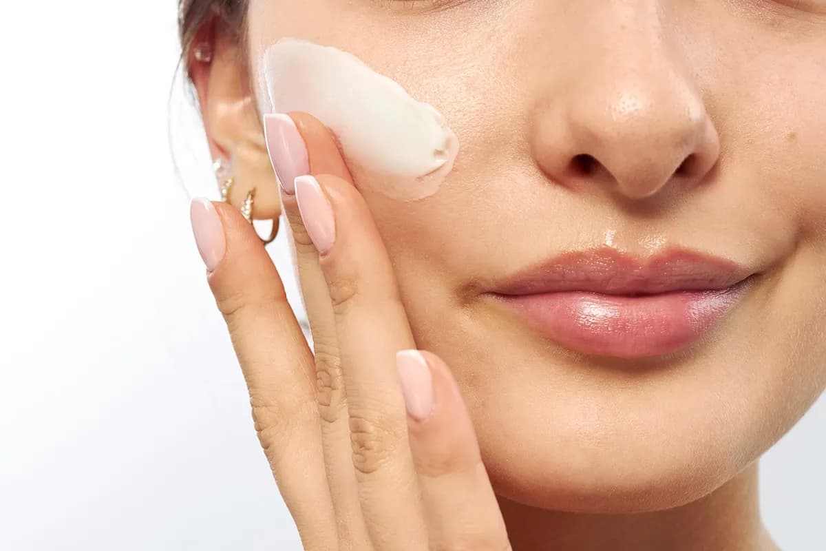 Czym się różni krem od balsamu? Odkryj, co wybrać dla swojej skóry